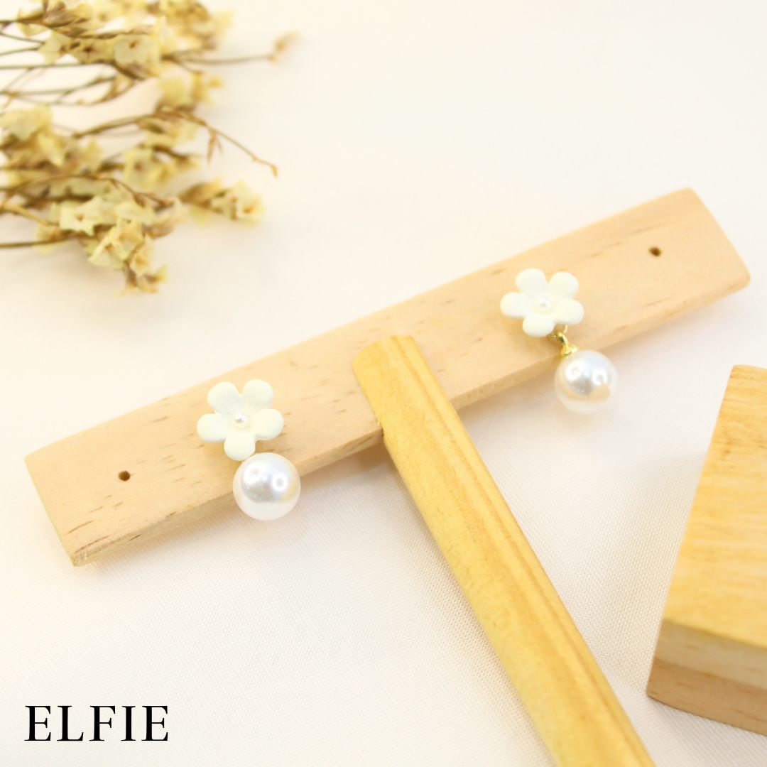 White Flower Pearl Stud Earring