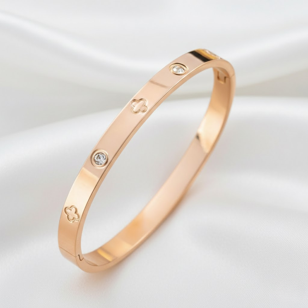 Elodie Clover Gold Titanium Bangle