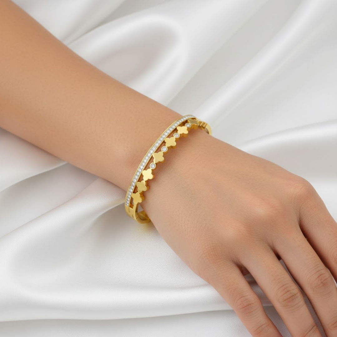 Ava Clover Gold Titanium Bangle
