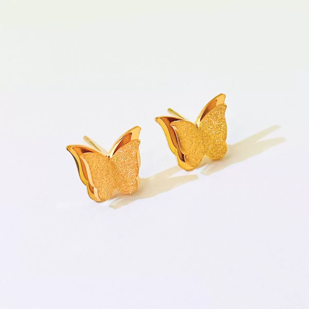 Pendiente de titanio plateado con forma de mariposa brillante
