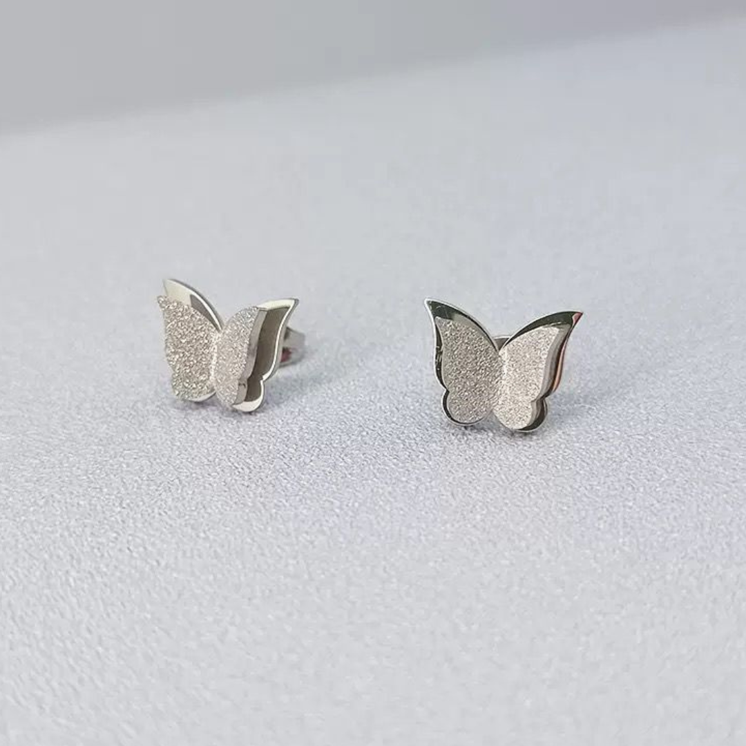 Pendiente de titanio plateado con forma de mariposa brillante