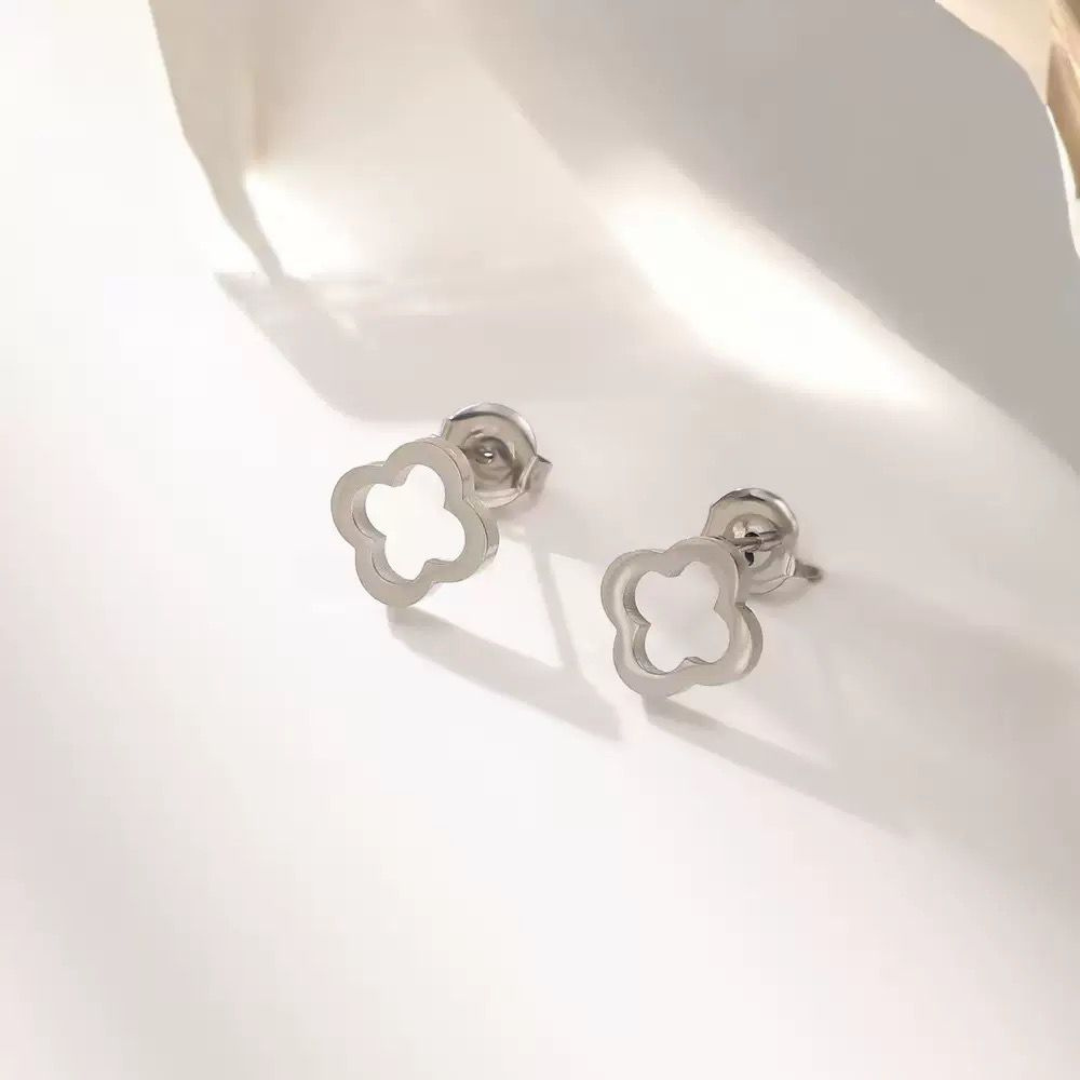 Pendiente de trébol de la suerte de titanio y plata